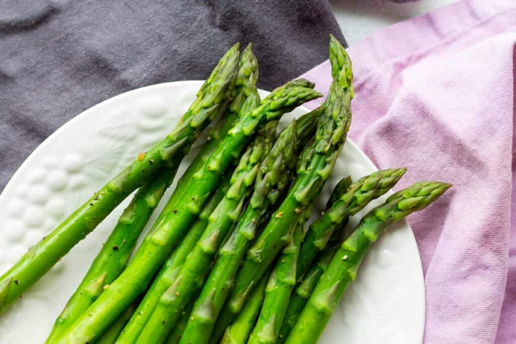asparagus on plate
