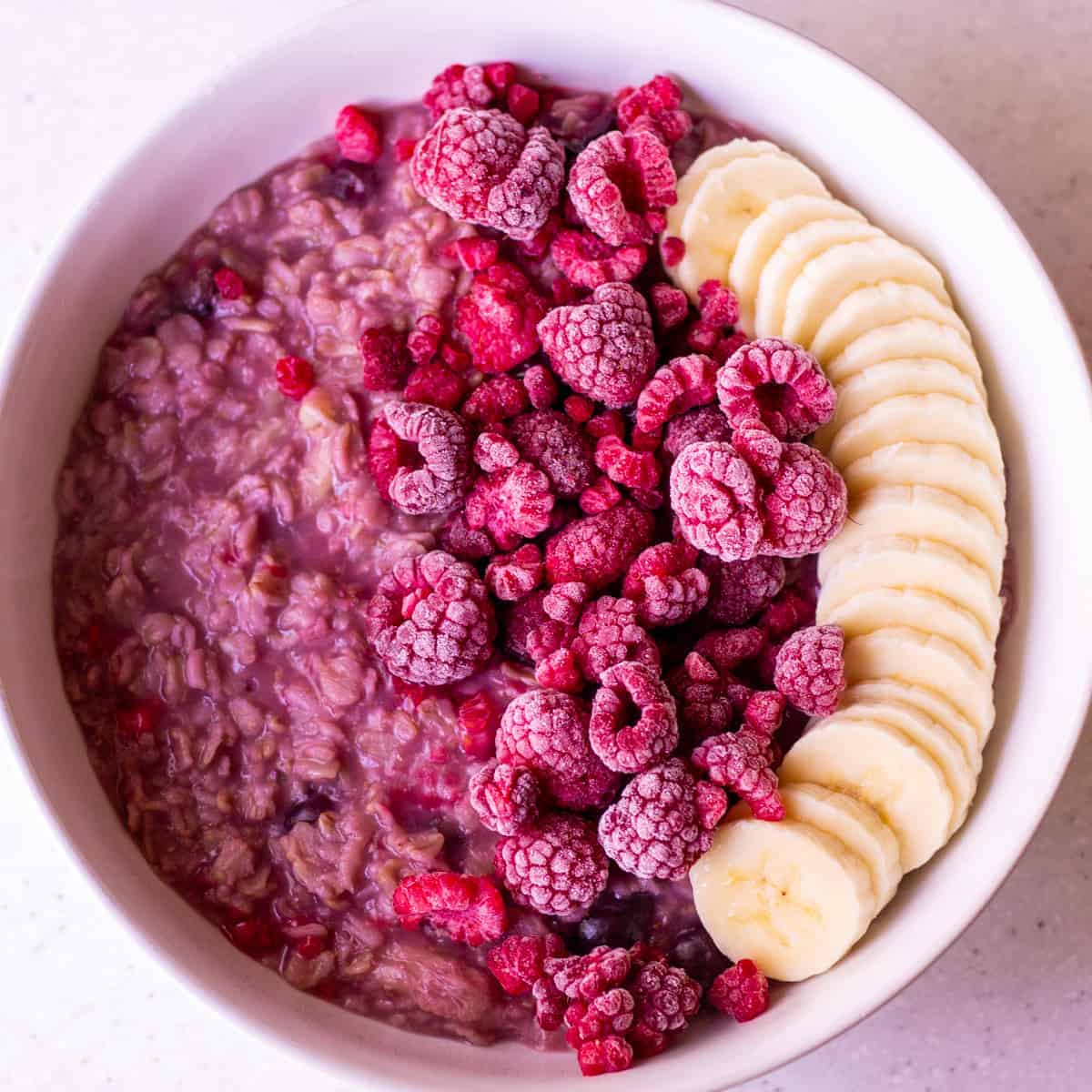 https://veryveganish.com/wp-content/uploads/2021/03/Featured-Cherry-Berry-Oatmeal-with-Bananas-1.jpg