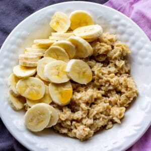 oatmeal with sliced bananas