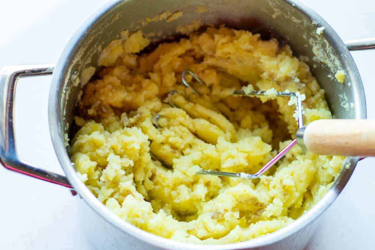 https://veryveganish.com/wp-content/uploads/2021/08/Healthy-Vegan-Mashed-Potatoes-oil-free-dairy-free-1.jpg