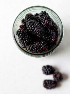 Blackberry-Overnight-Oats-with-Jam-vegan-1-e1669673167273