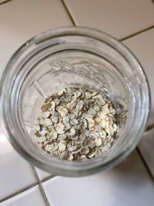 Step-1.1-add-oats-to-jar-How-to-make-basic-vegan-overnight-oats